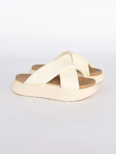 Сабо молочного цвета на высокой подошве